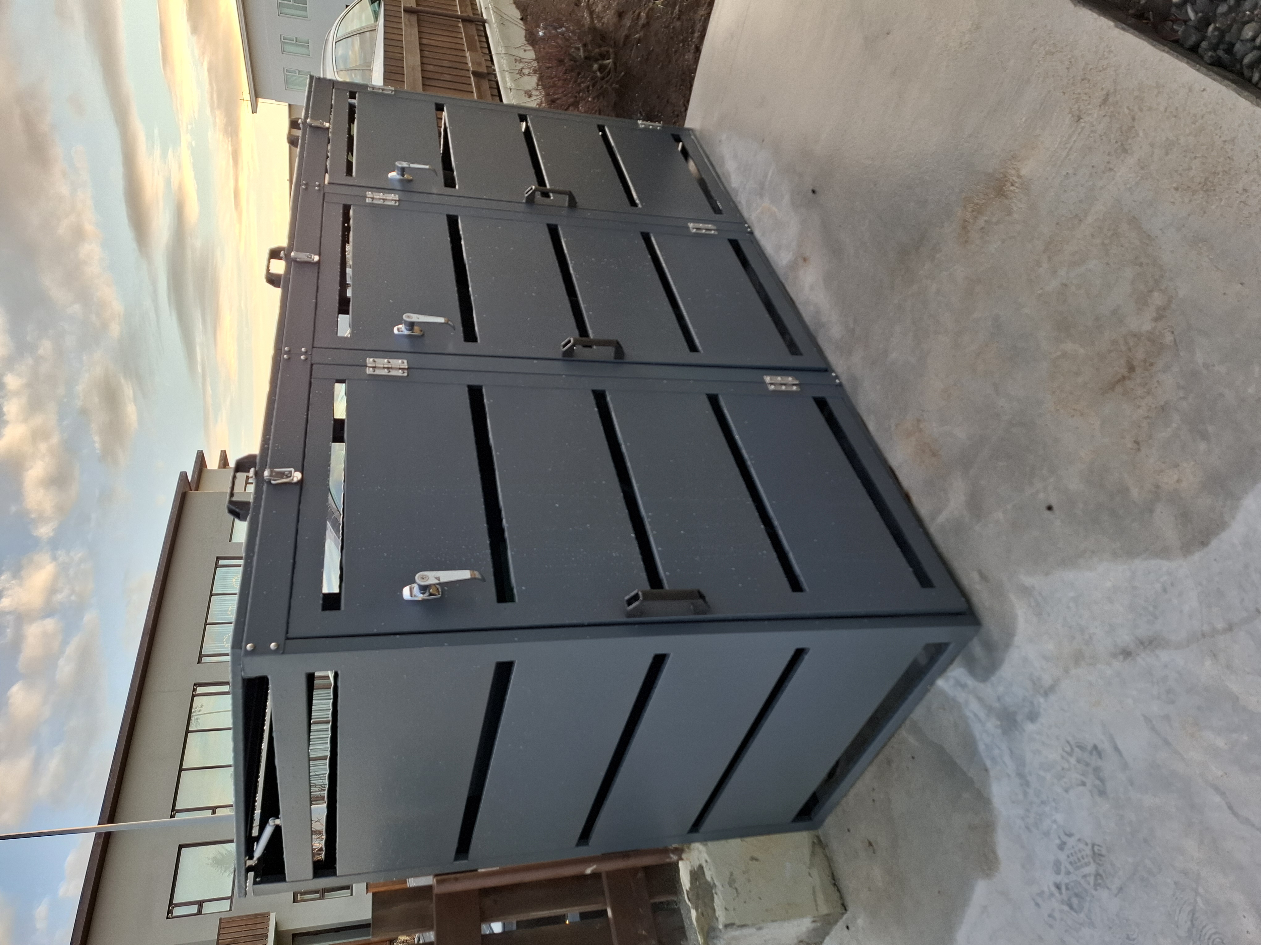 Sorptunnuskýli við sólsetur